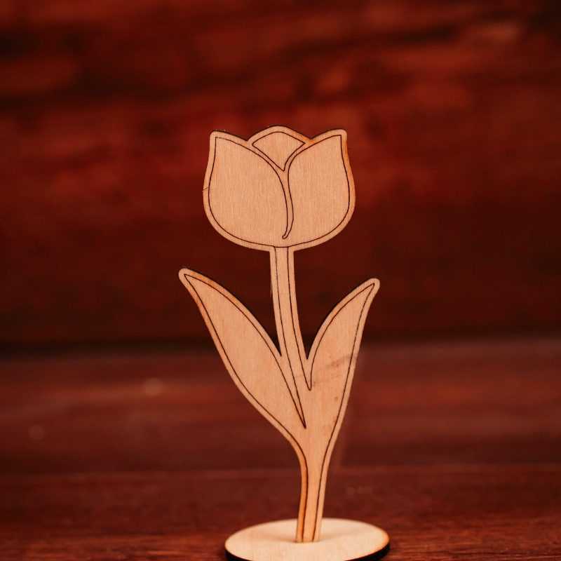 Kifesthető fa tulipán dísz ovisoknak/bölcsiseknek