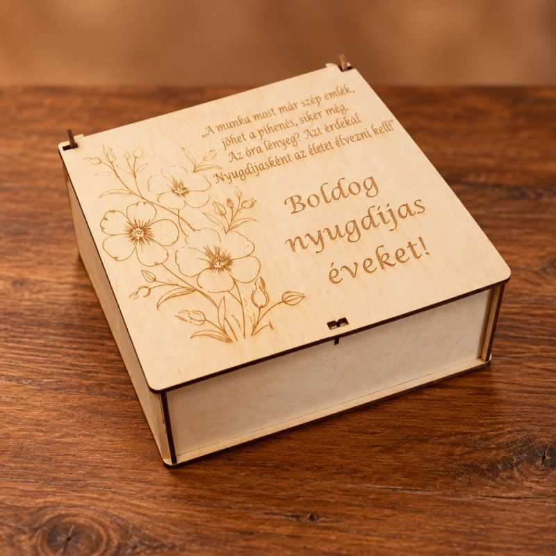 Ajándékdoboz nyugdíjasnak virágmintával egyedi felirattal